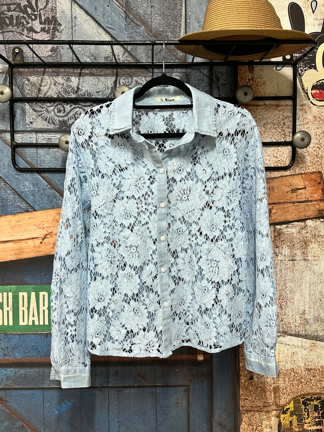 Chemisier en dentelle florale bleu clair (34/36 et 38/40)