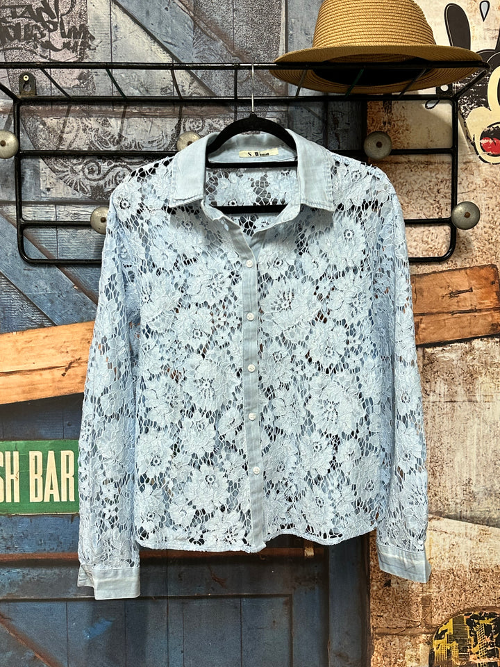 Chemisier en dentelle florale bleu clair (34/36 et 38/40)