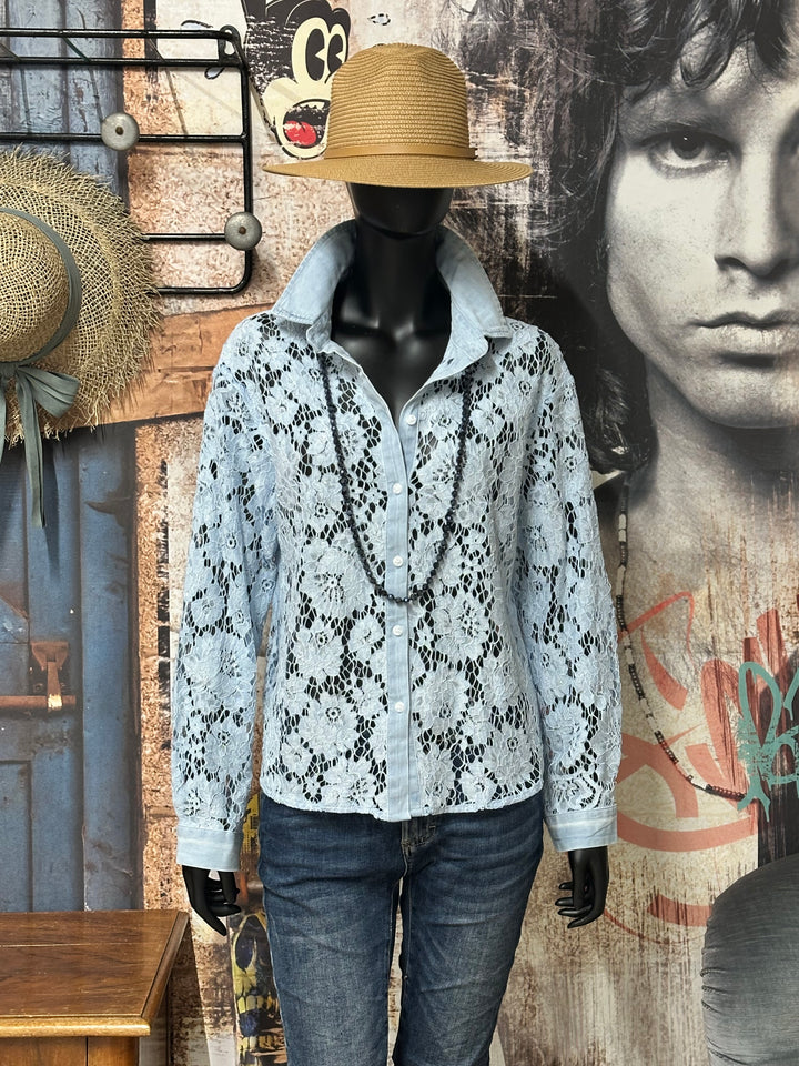 Chemisier en dentelle florale bleu clair (34/36 et 38/40)