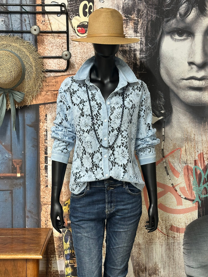 Chemisier en dentelle florale bleu clair (34/36 et 38/40)