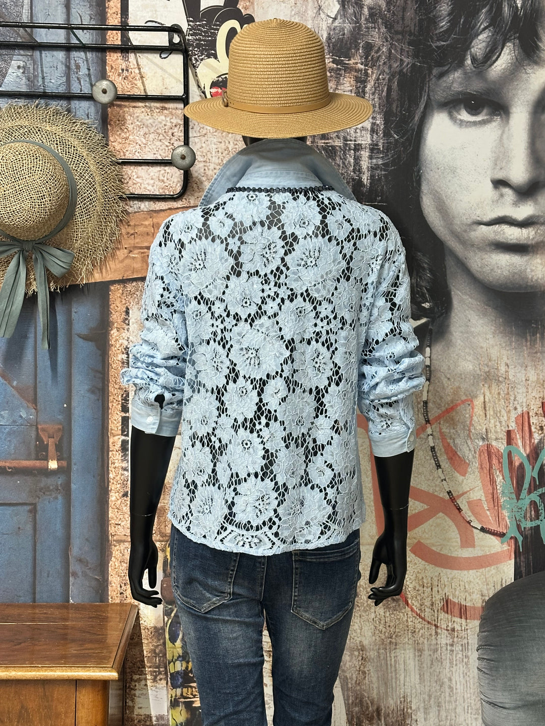 Chemisier en dentelle florale bleu clair (34/36 et 38/40)