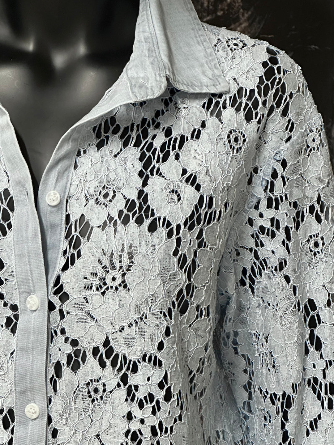 Chemisier en dentelle florale bleu clair (34/36 et 38/40)