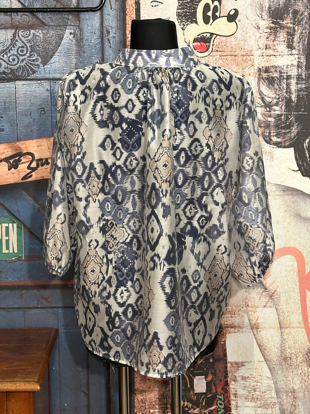 Bluse mit Mao-Ausschnitt und "abstraktem Ikat"-Muster in Ecru & Marineblau