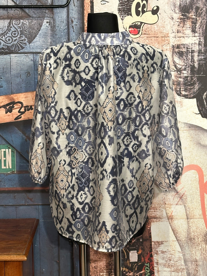 Bluse mit Mao-Ausschnitt und "abstraktem Ikat"-Muster in Ecru & Marineblau