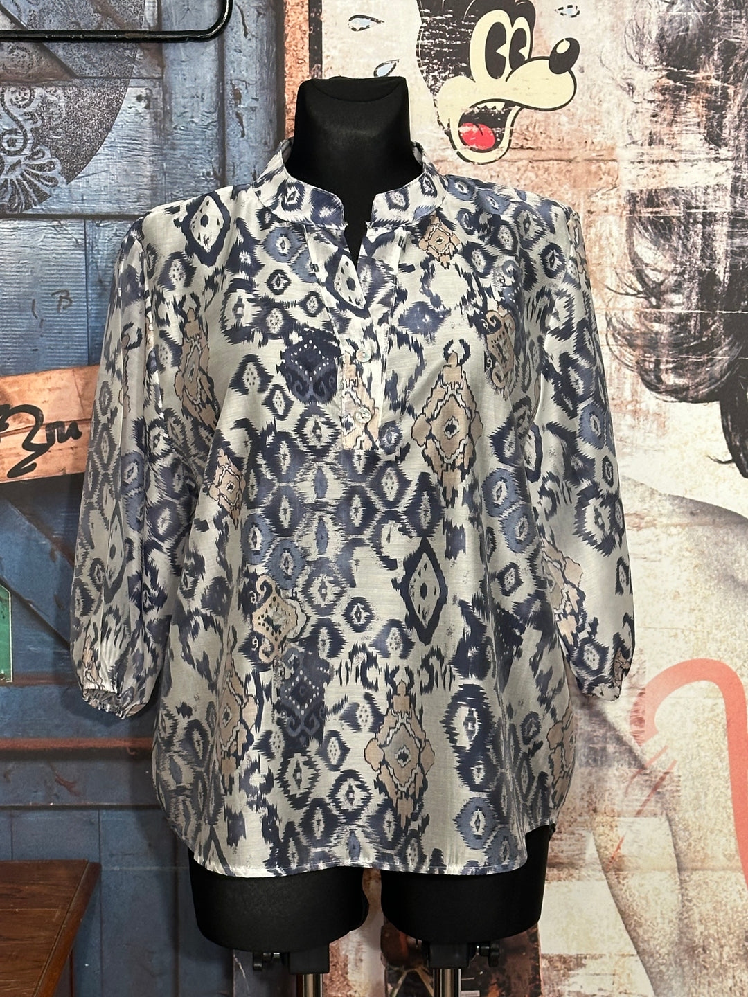 Bluse mit Mao-Ausschnitt und "abstraktem Ikat"-Muster in Ecru & Marineblau