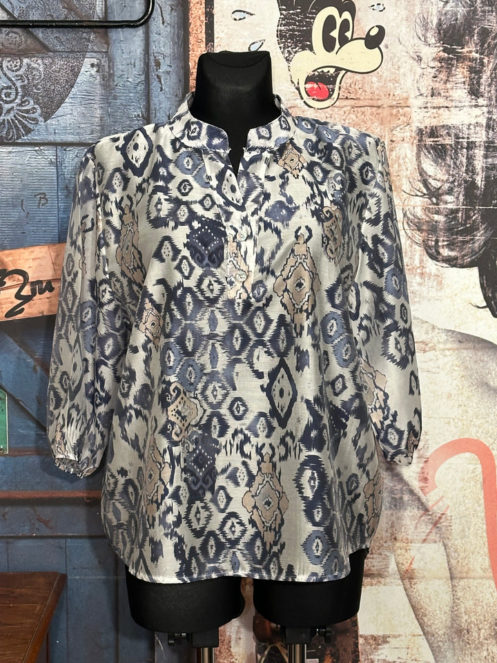 Bluse mit Mao-Ausschnitt und "abstraktem Ikat"-Muster in Ecru & Marineblau