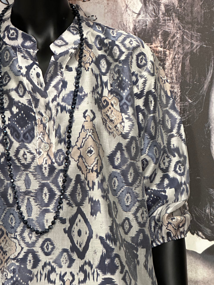 Bluse mit Mao-Ausschnitt und "abstraktem Ikat"-Muster in Ecru & Marineblau