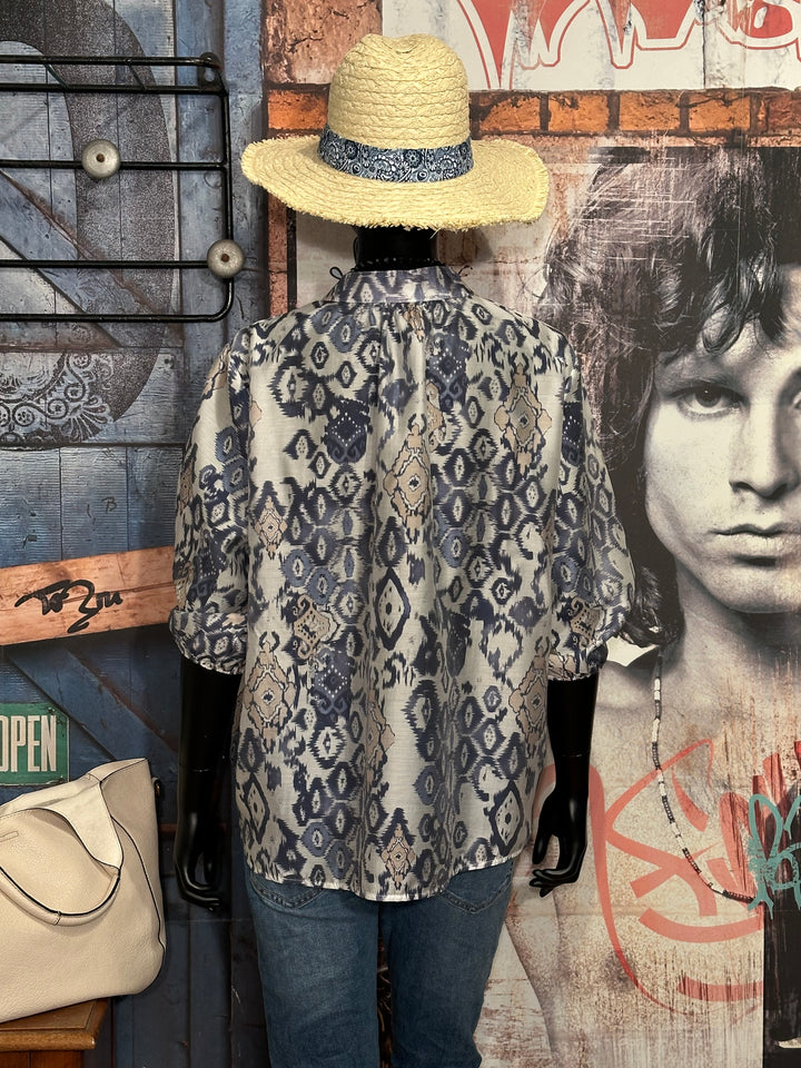 Bluse mit Mao-Ausschnitt und "abstraktem Ikat"-Muster in Ecru & Marineblau