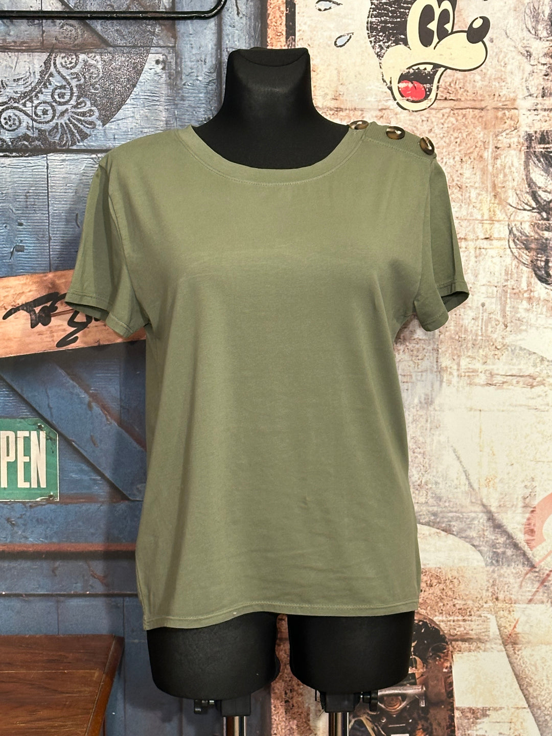 T-Shirt mit Rundhalsausschnitt & Knöpfen in Khaki