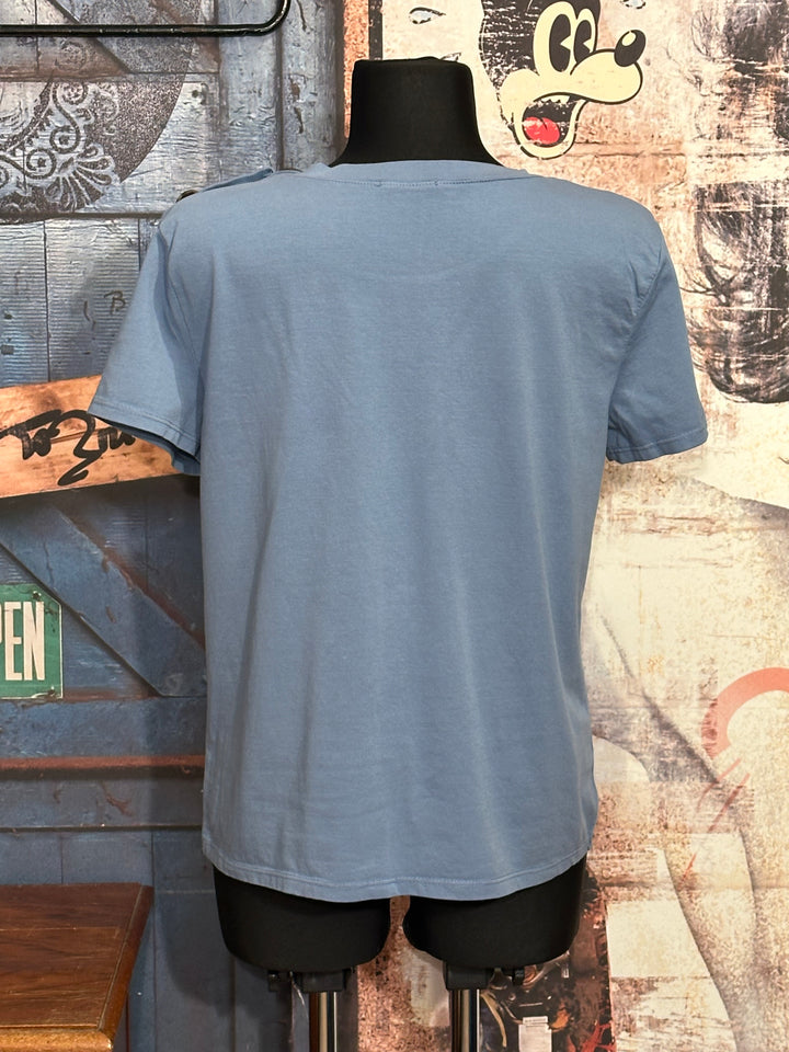 T-Shirt mit Rundhalsausschnitt & Knöpfen in Hellblau