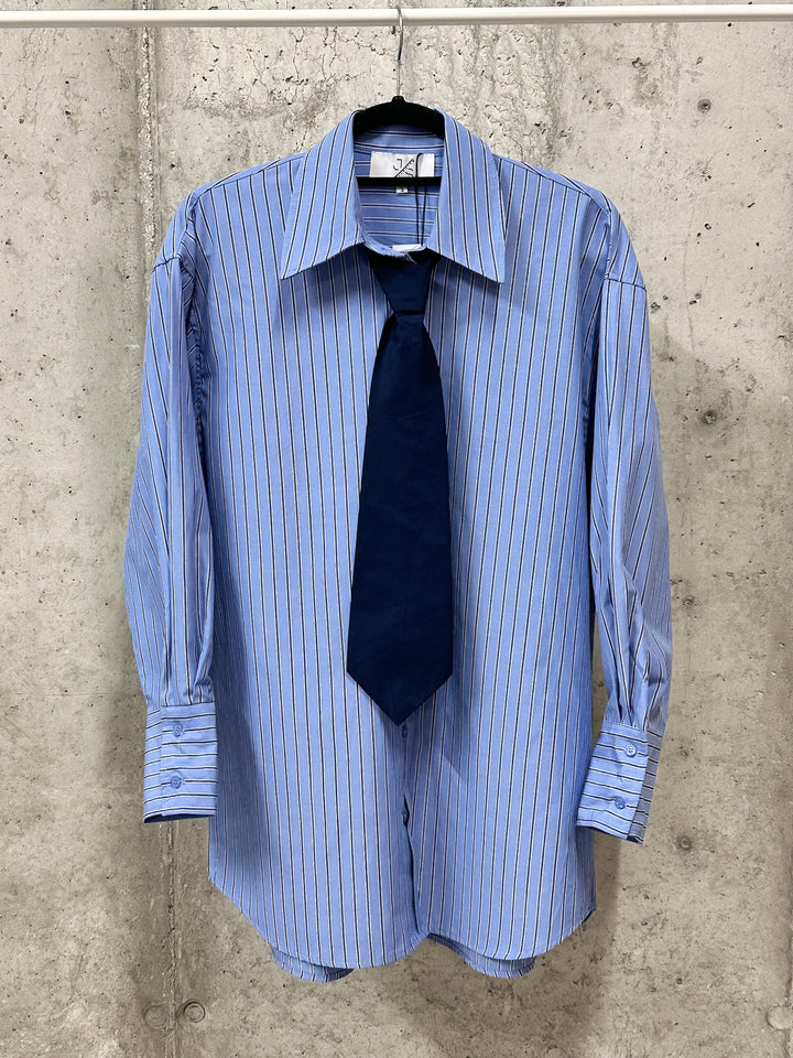 Chemisier long rayé et cravate bleu & bleu marine (40 ➡️ 46)