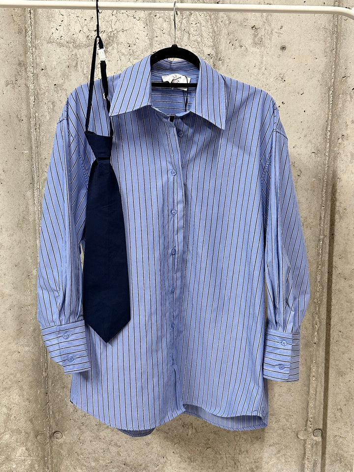 Chemisier long rayé et cravate bleu & bleu marine (40 ➡️ 46)