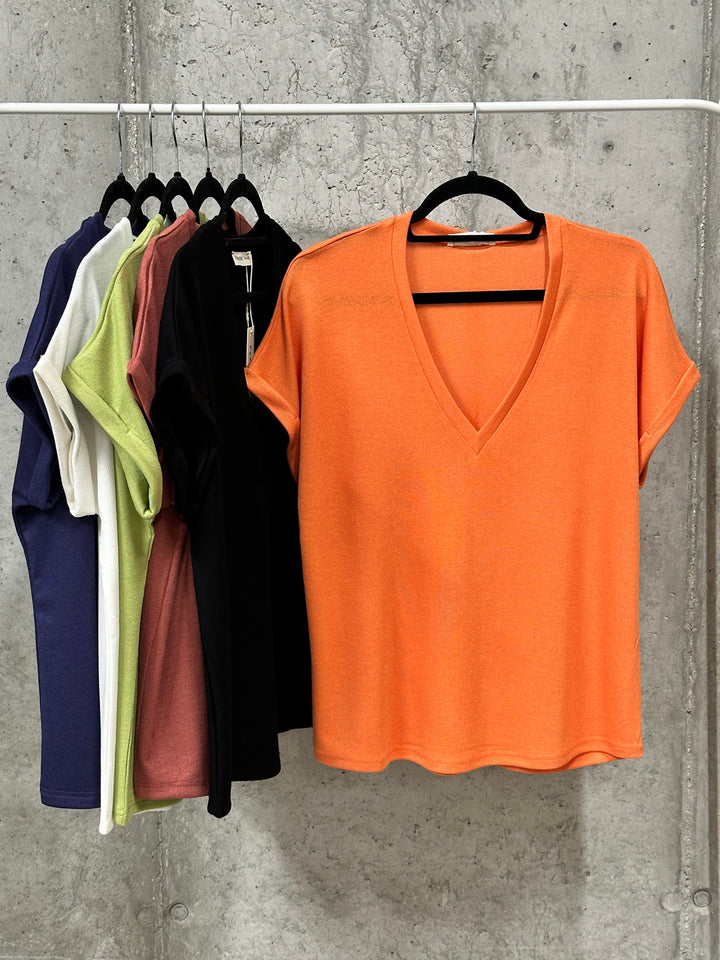 Einfarbiges T-Shirt aus feinem Strick mit V-Ausschnitt  (38/42)