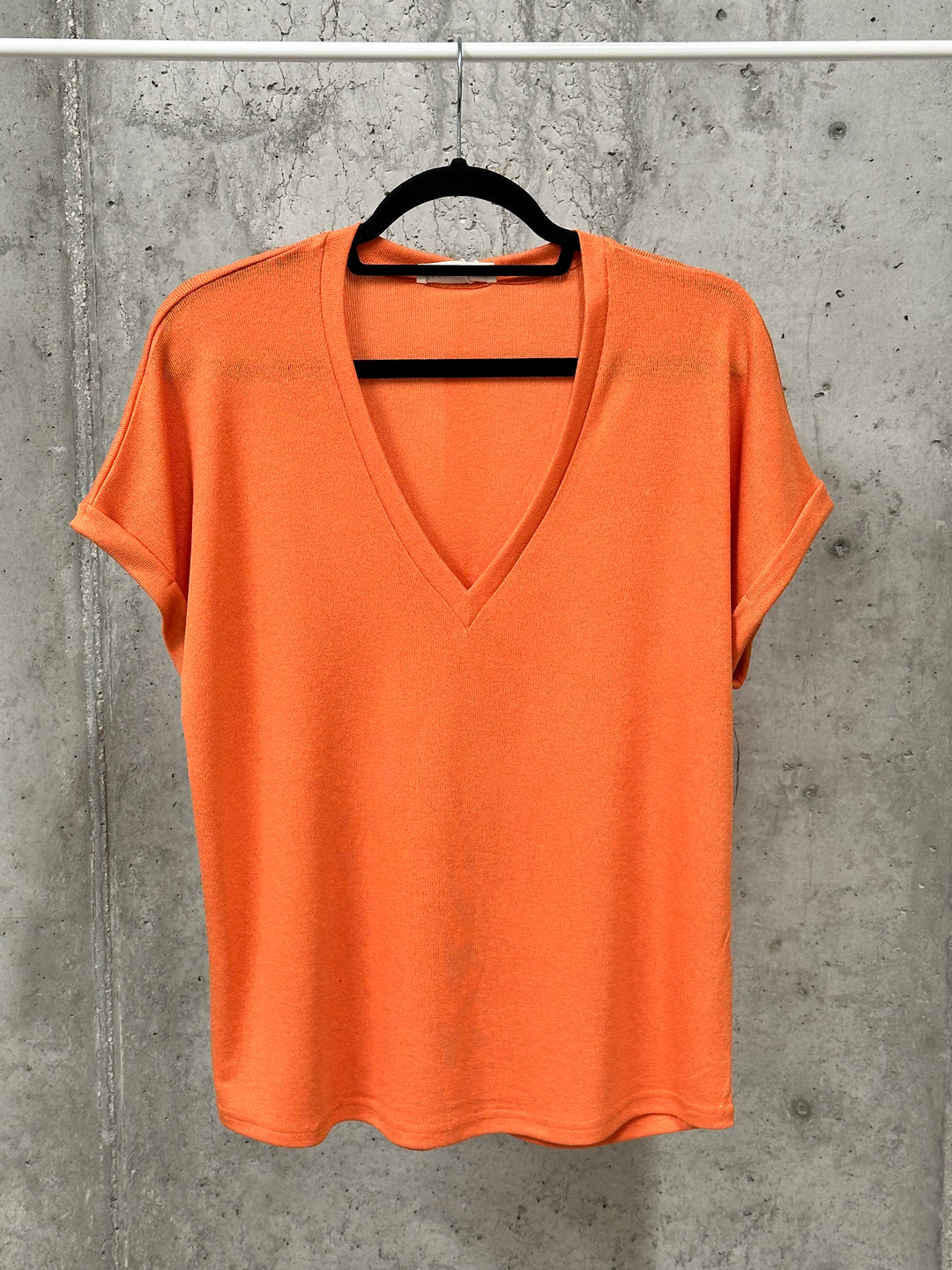 Einfarbiges T-Shirt aus feinem Strick mit V-Ausschnitt  (38/42)