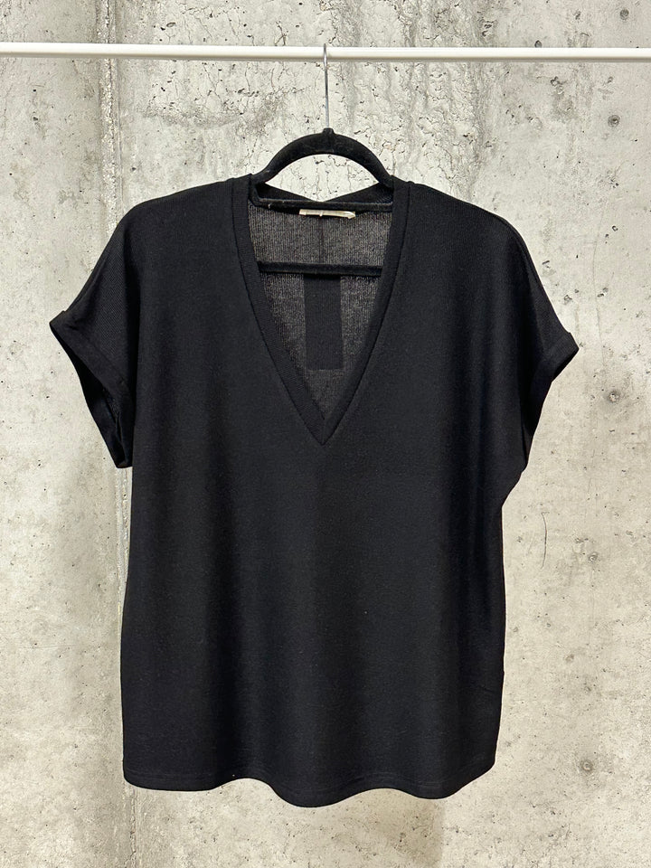 Einfarbiges T-Shirt aus feinem Strick mit V-Ausschnitt  (38/42)