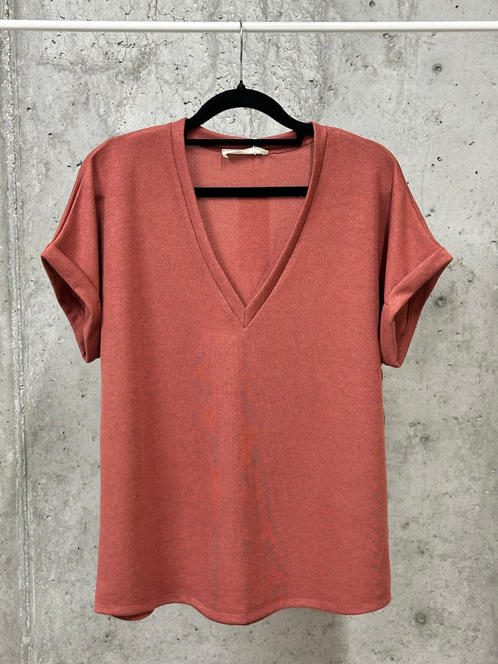 Einfarbiges T-Shirt aus feinem Strick mit V-Ausschnitt  (38/42)