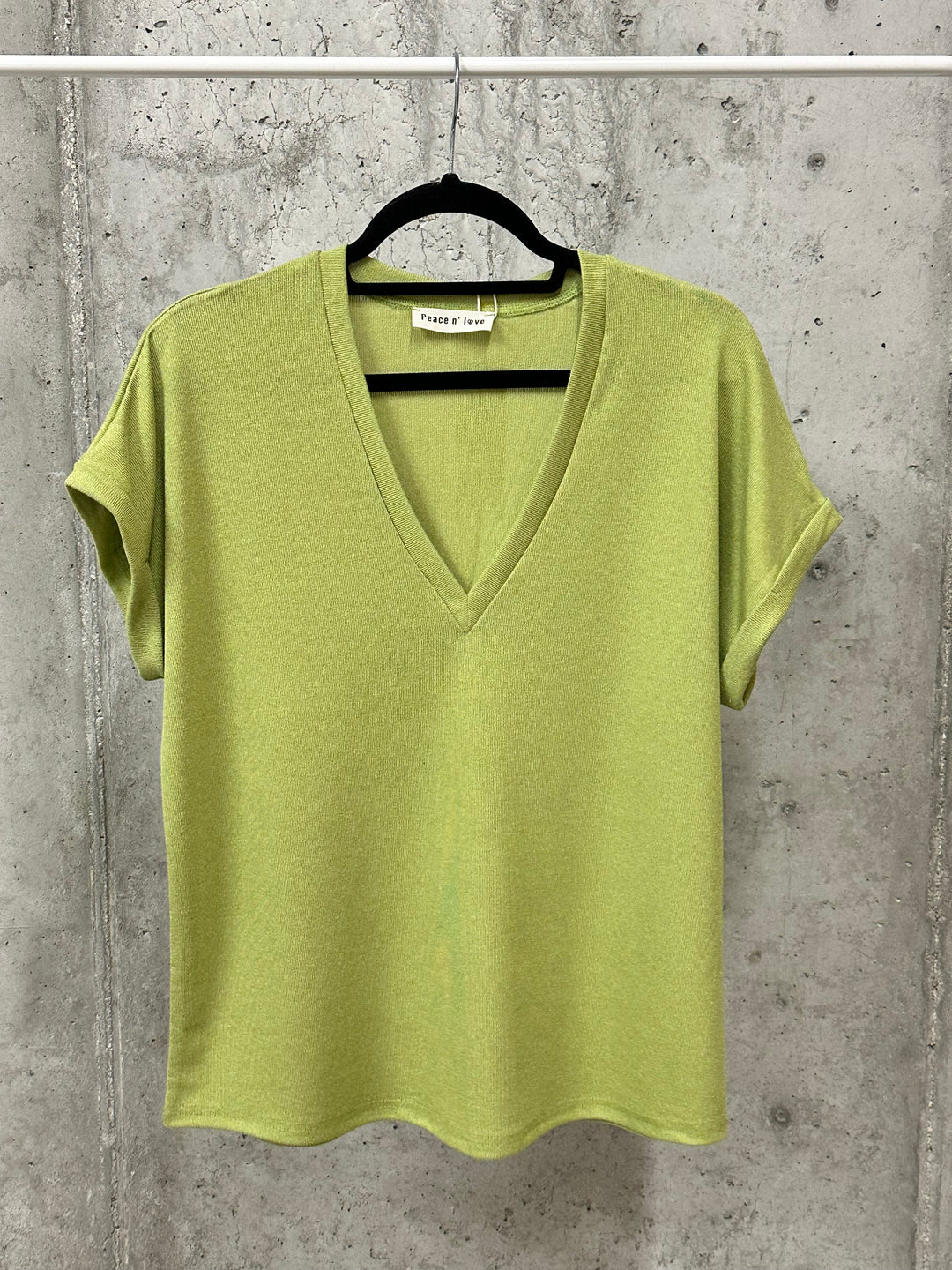 Einfarbiges T-Shirt aus feinem Strick mit V-Ausschnitt  (38/42)