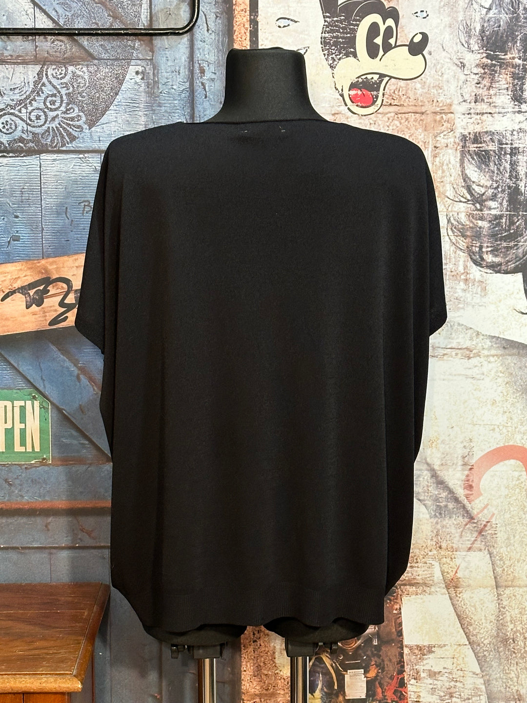Ultra fließendes T-Shirt mit V-Ausschnitt schwarz