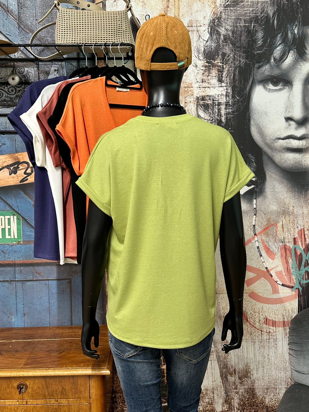 Einfarbiges T-Shirt aus feinem Strick mit V-Ausschnitt  (38/42)