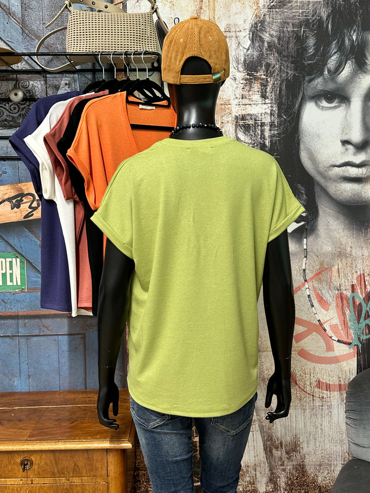 Einfarbiges T-Shirt aus feinem Strick mit V-Ausschnitt  (38/42)