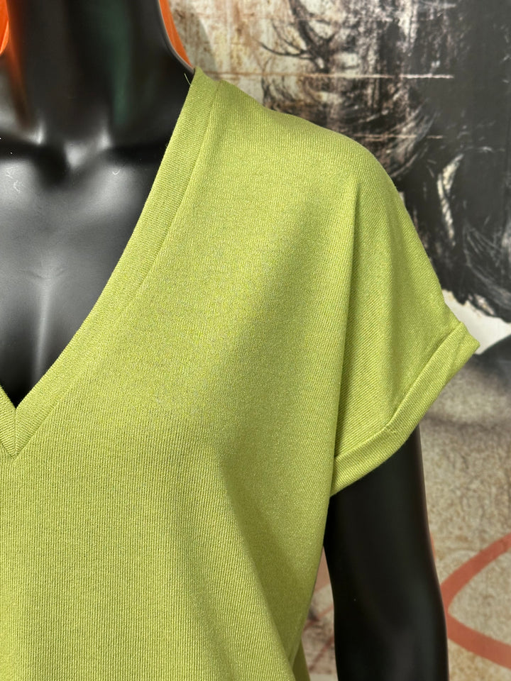 Einfarbiges T-Shirt aus feinem Strick mit V-Ausschnitt  (38/42)