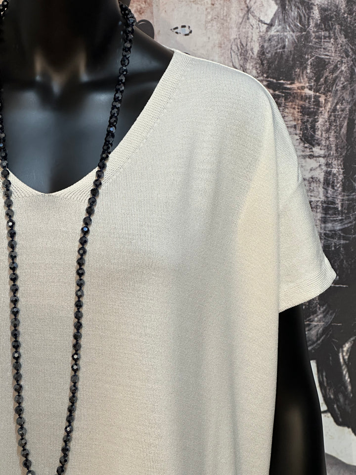 Ultrafließendes T-Shirt mit V-Ausschnitt in Ecru