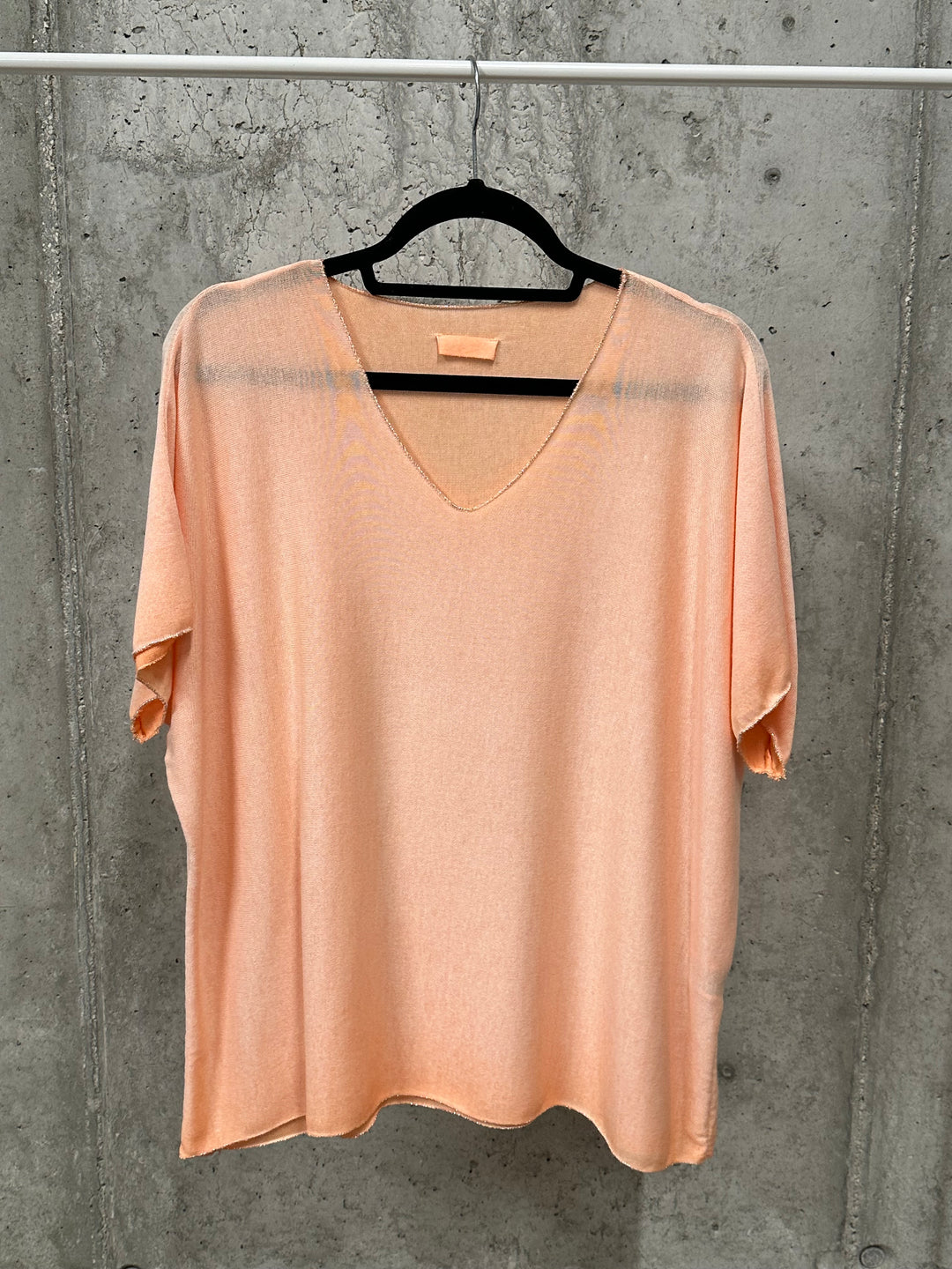 T-Shirt mit Washed-Effekt, V-Ausschnitt und silbernem Lurex-Besatz (38/44) MADE IN ITALY