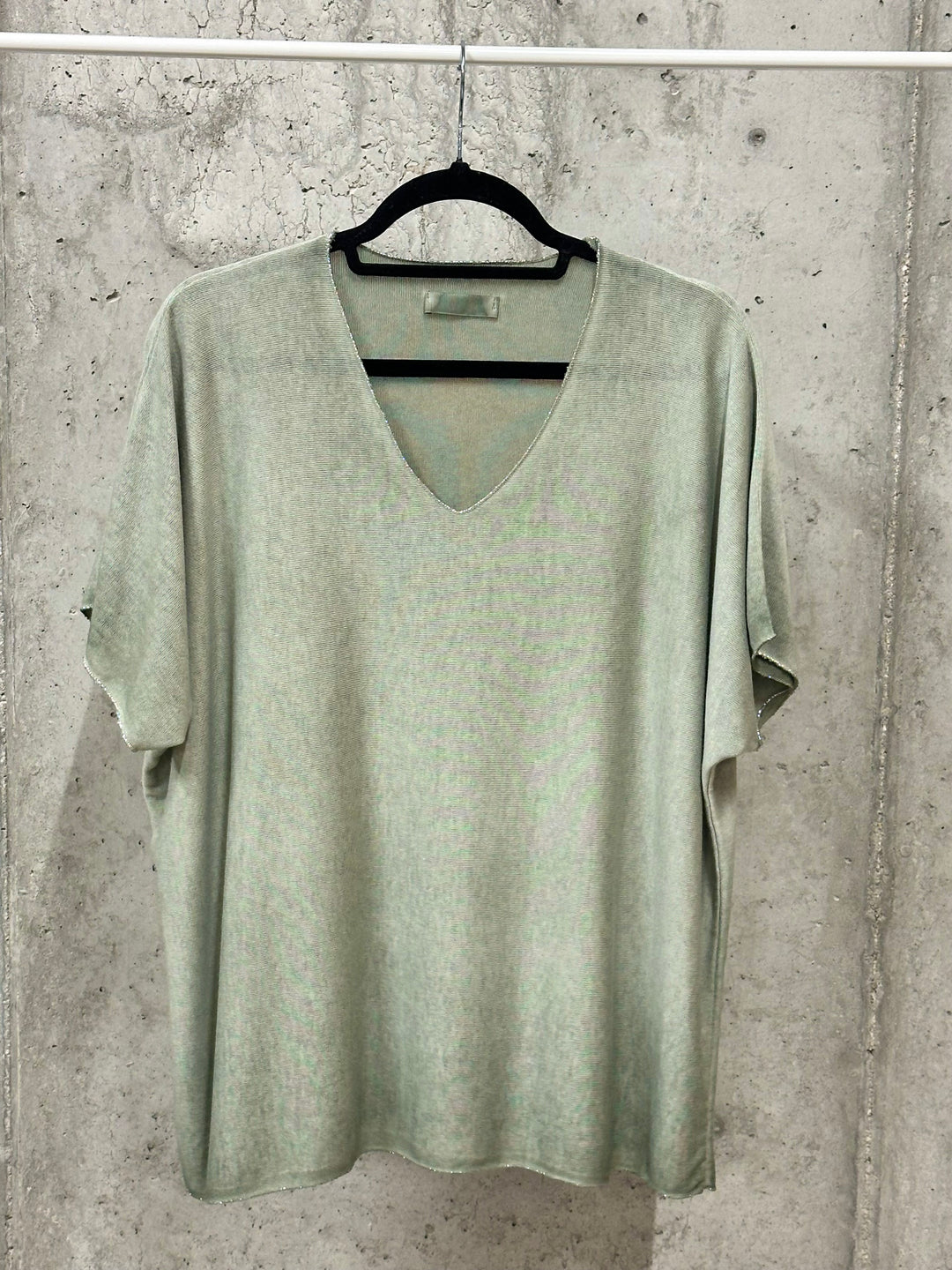 T-Shirt mit Washed-Effekt, V-Ausschnitt und silbernem Lurex-Besatz (38/44) MADE IN ITALY