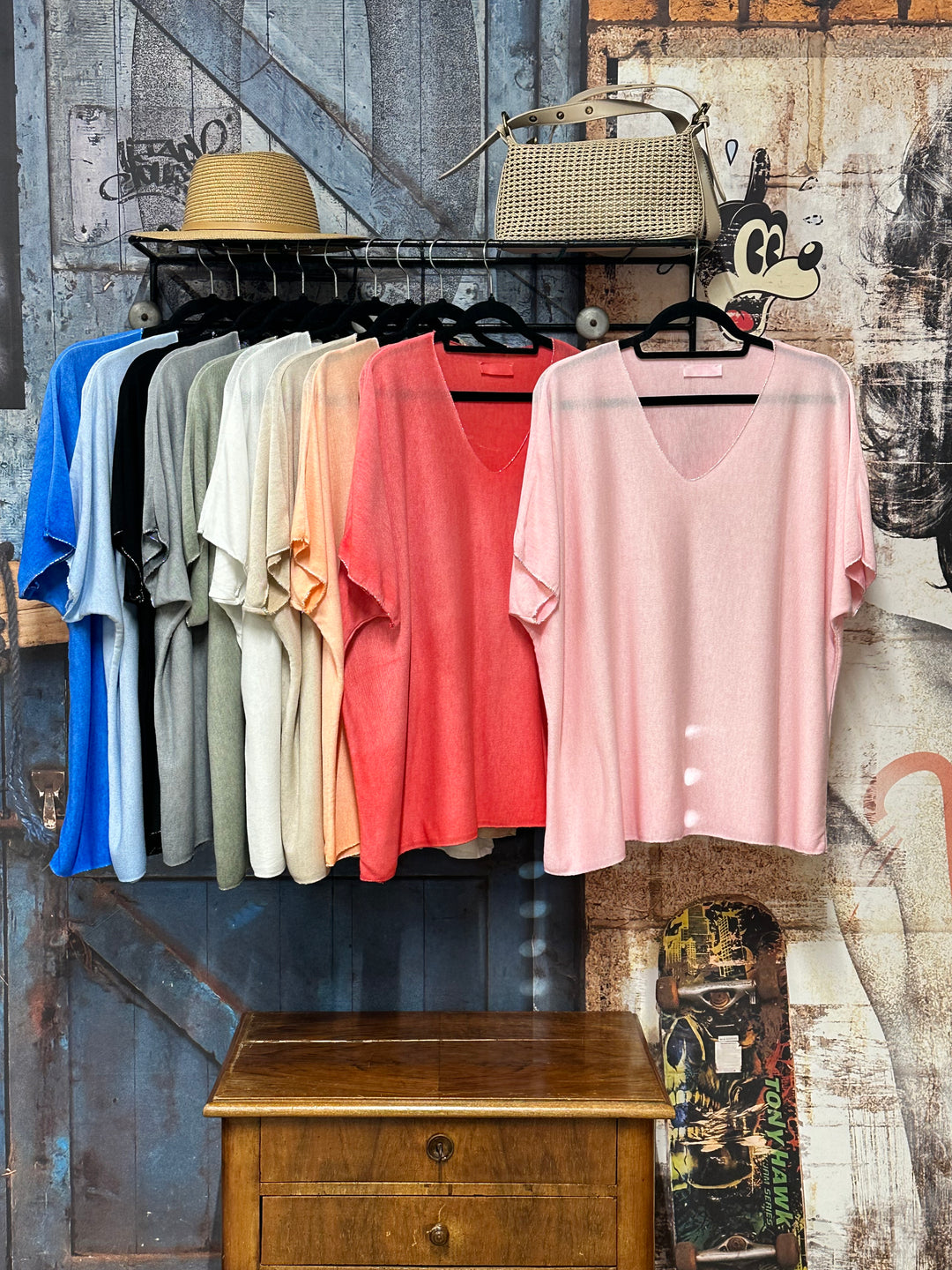 T-Shirt mit Washed-Effekt, V-Ausschnitt und silbernem Lurex-Besatz (38/44) MADE IN ITALY