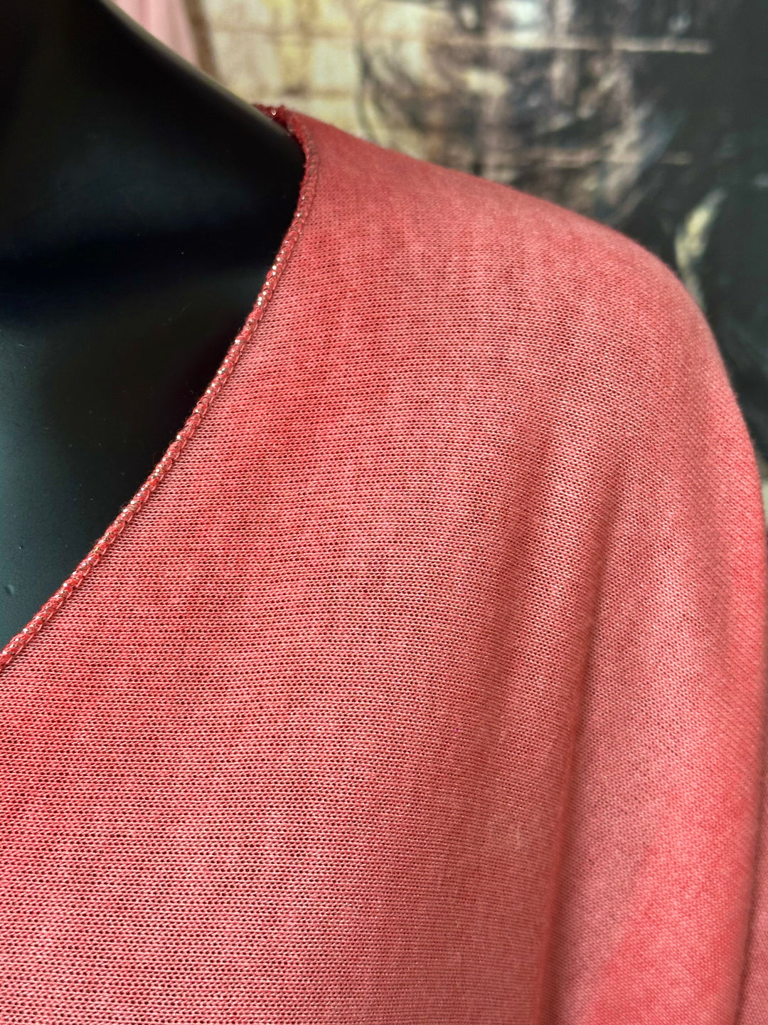 T-Shirt mit Washed-Effekt, V-Ausschnitt und silbernem Lurex-Besatz (38/44) MADE IN ITALY