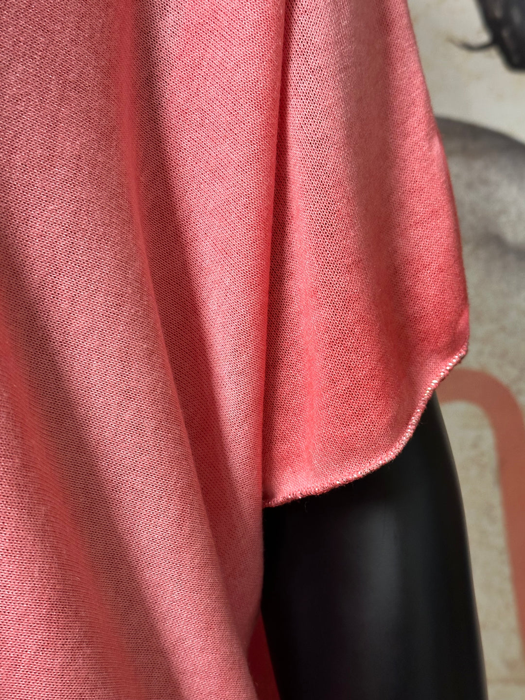 T-Shirt mit Washed-Effekt, V-Ausschnitt und silbernem Lurex-Besatz (38/44) MADE IN ITALY