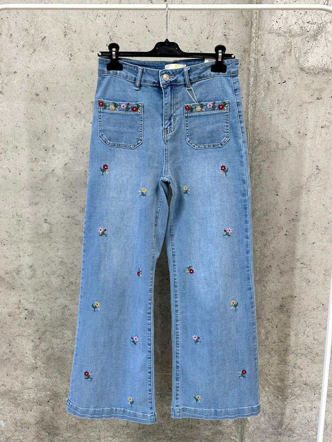 Jeans mit weitem Bein, Blumenstickerei und bequemer Passform (36 ➡️ 44)