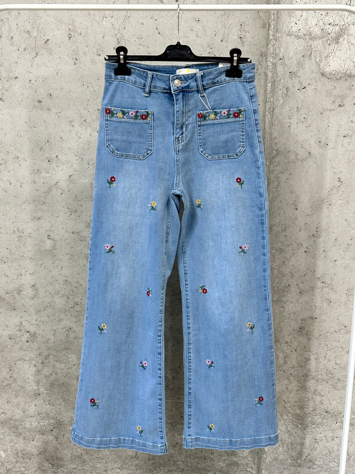 Jeans mit weitem Bein, Blumenstickerei und bequemer Passform (36 ➡️ 44)