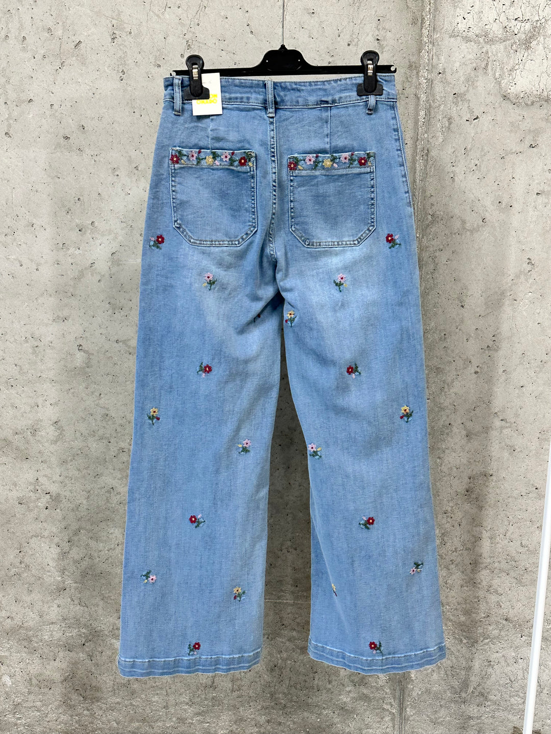 Jeans mit weitem Bein, Blumenstickerei und bequemer Passform (36 ➡️ 44)