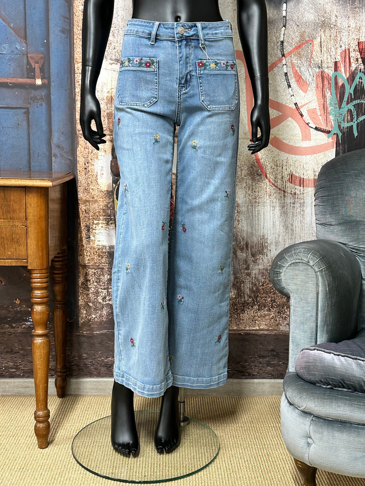 Jeans mit weitem Bein, Blumenstickerei und bequemer Passform (36 ➡️ 44)