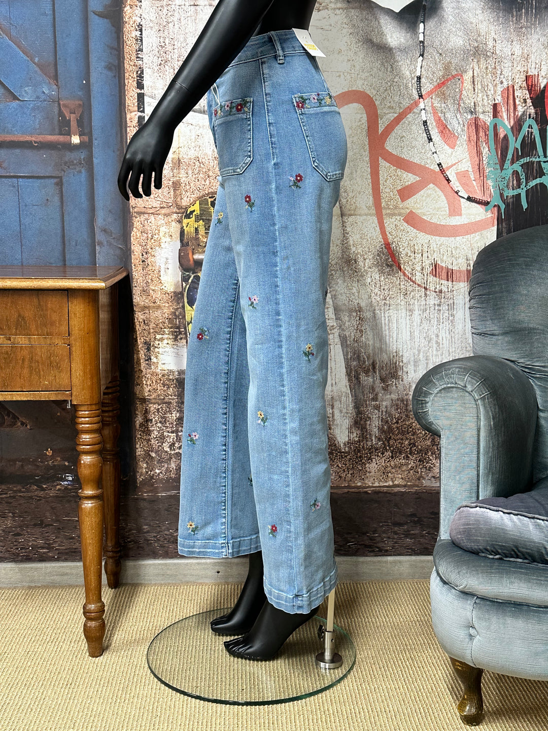 Jeans mit weitem Bein, Blumenstickerei und bequemer Passform (36 ➡️ 44)