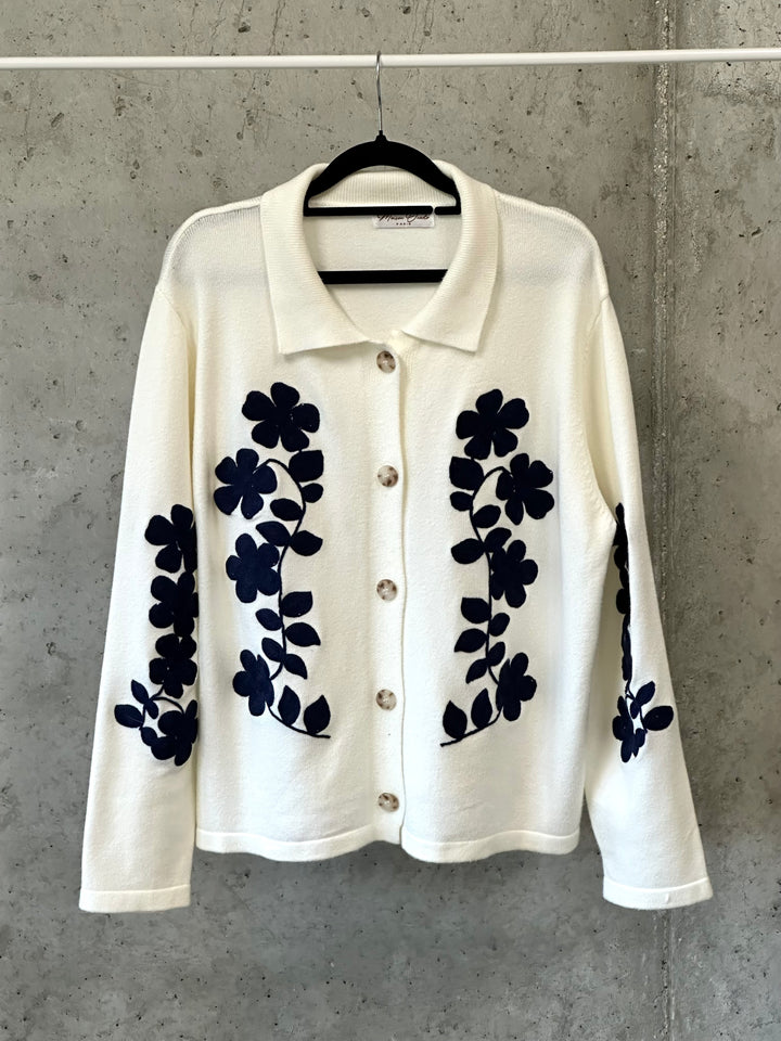 Ecrufarbene Strickjacke mit maritimen Blumenstickereien (38/42)