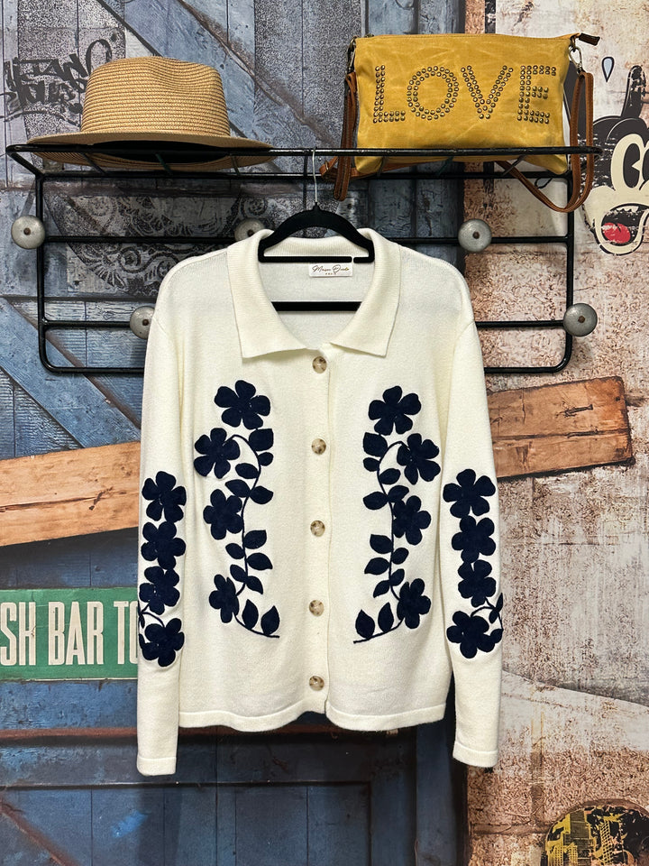 Ecrufarbene Strickjacke mit maritimen Blumenstickereien (38/42)