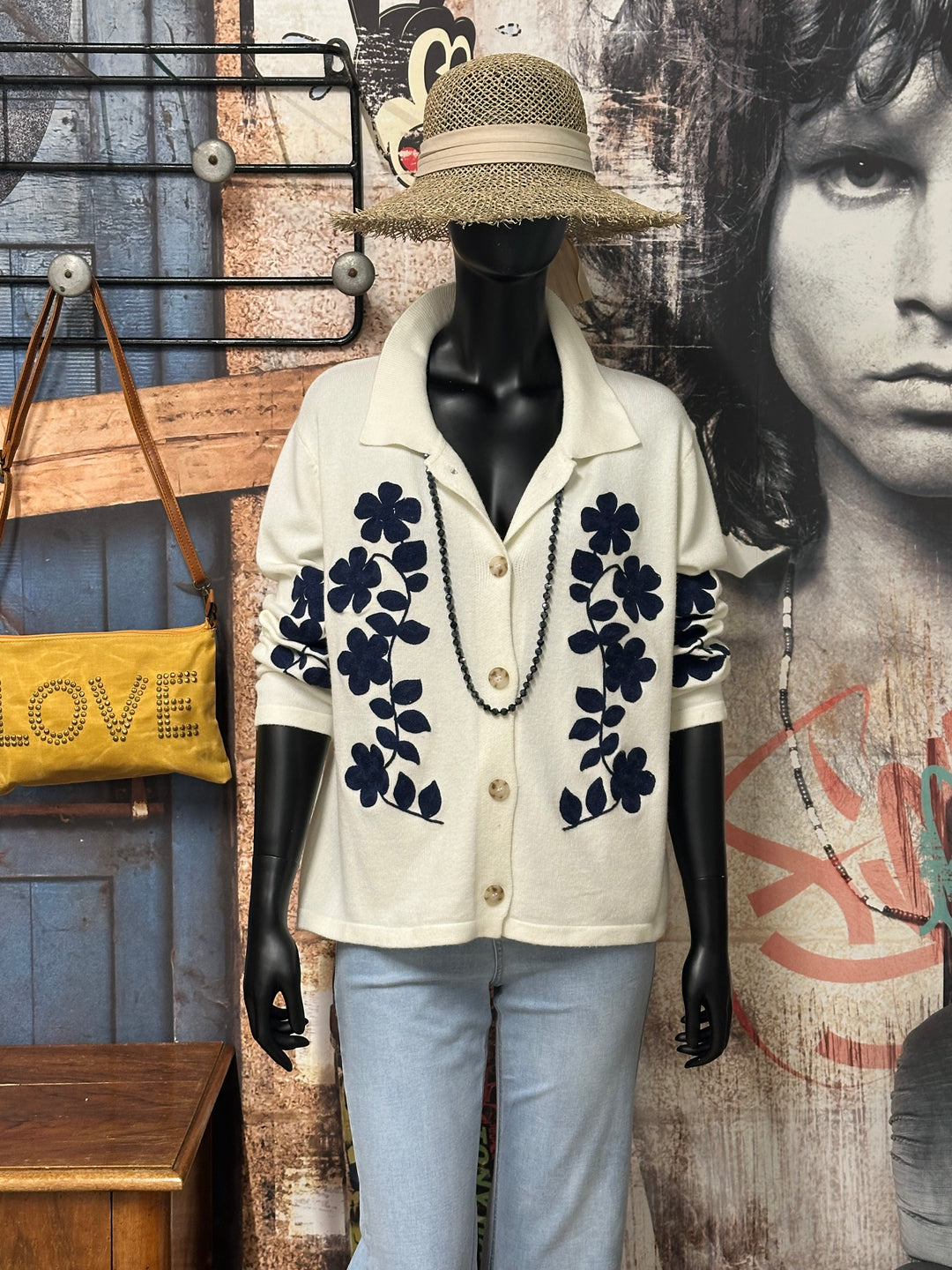 Ecrufarbene Strickjacke mit maritimen Blumenstickereien (38/42)