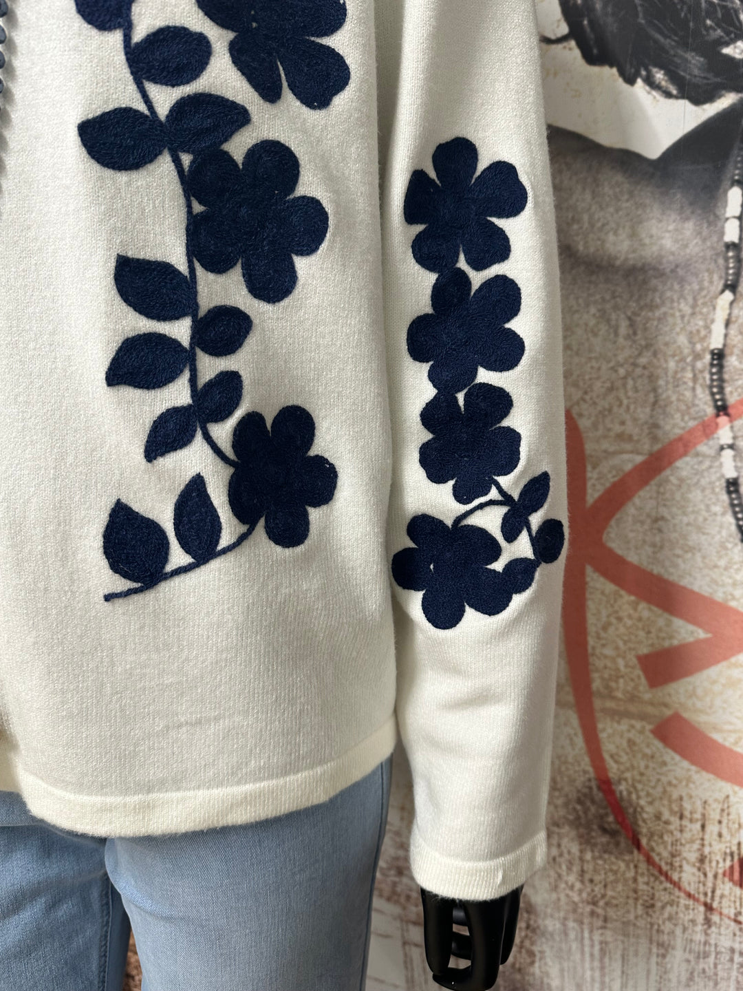 Ecrufarbene Strickjacke mit maritimen Blumenstickereien (38/42)