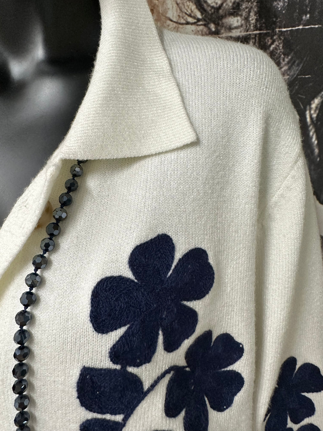 Ecrufarbene Strickjacke mit maritimen Blumenstickereien (38/42)