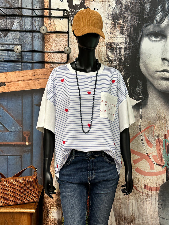 Oversize-T-Shirt aus zwei Materialien mit Streifenmuster und Details wie „Herzen und Stickereien“ (Größe 40/44)