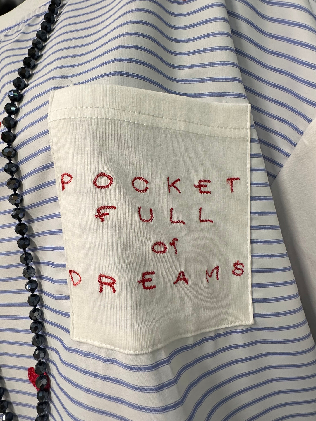 Oversize-T-Shirt aus zwei Materialien mit Streifenmuster und Details wie „Herzen und Stickereien“ (Größe 40/44)