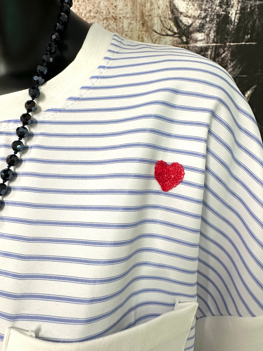 Oversize-T-Shirt aus zwei Materialien mit Streifenmuster und Details wie „Herzen und Stickereien“ (Größe 40/44)