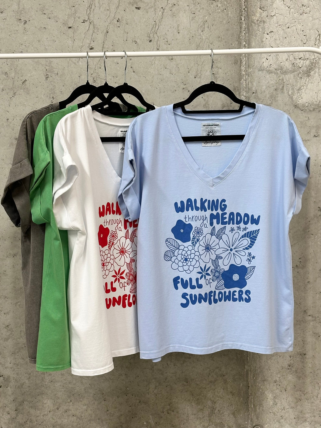 T-Shirt mit V-Ausschnitt „Walking through meadow...“ (38/42) MADE IN ITALY