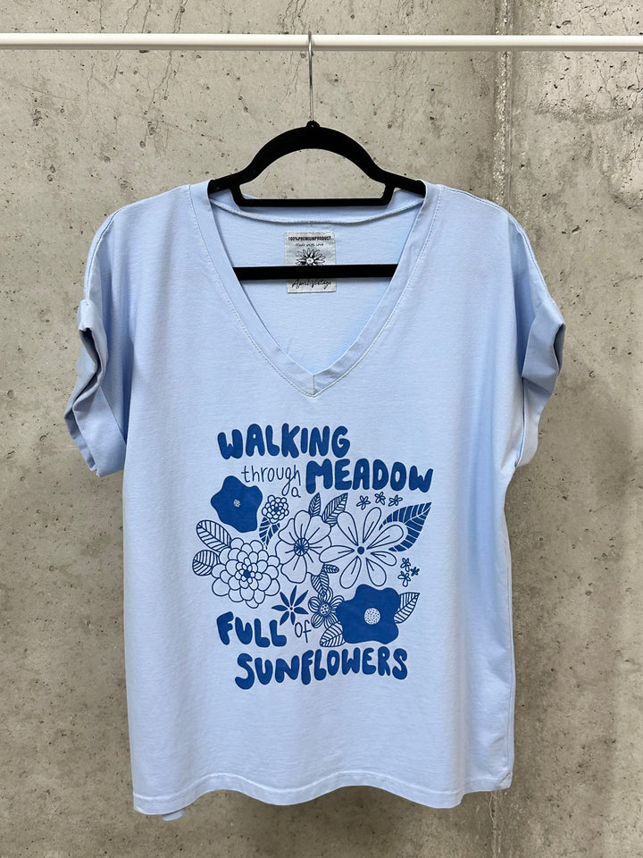 T-Shirt mit V-Ausschnitt „Walking through meadow...“ (38/42) MADE IN ITALY