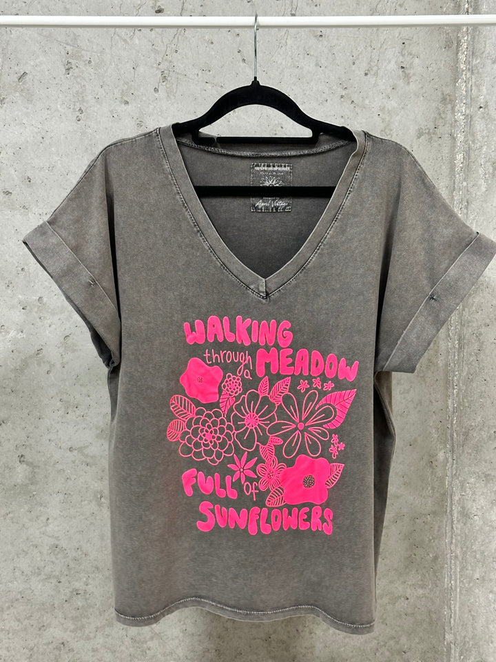 T-Shirt mit V-Ausschnitt „Walking through meadow...“ (38/42) MADE IN ITALY