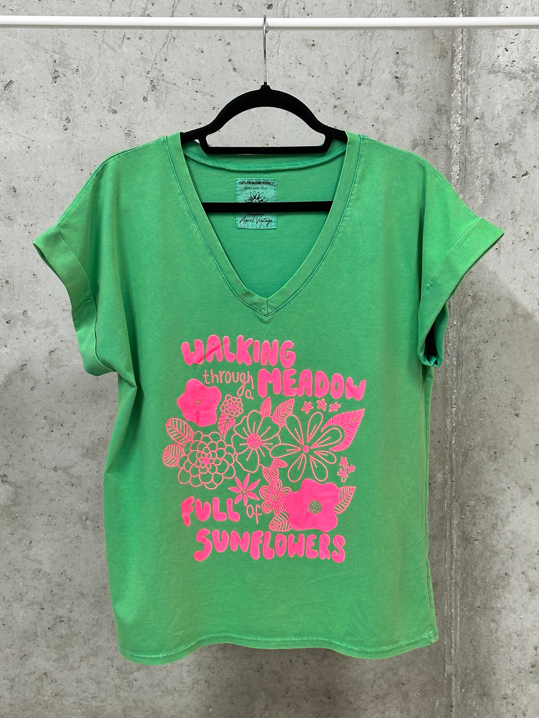 T-Shirt mit V-Ausschnitt „Walking through meadow...“ (38/42) MADE IN ITALY