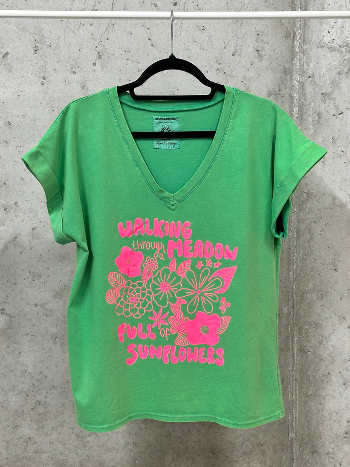 T-Shirt mit V-Ausschnitt „Walking through meadow...“ (38/42) MADE IN ITALY
