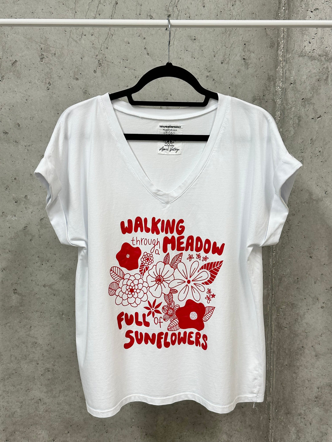 T-Shirt mit V-Ausschnitt „Walking through meadow...“ (38/42) MADE IN ITALY